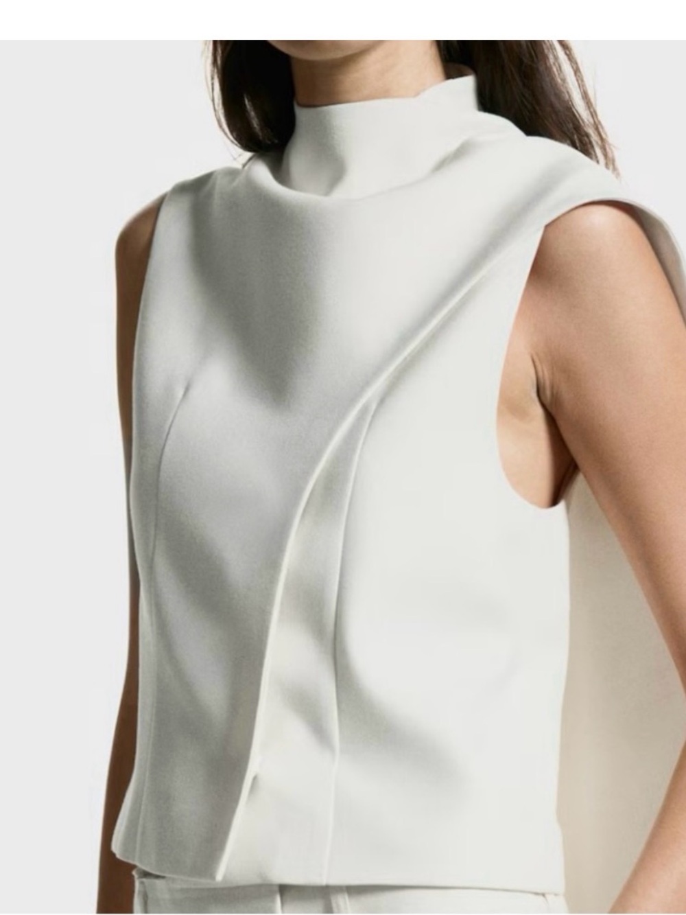 Gorgeous H&M white scarf detail top with pants Blogger‘s favorite